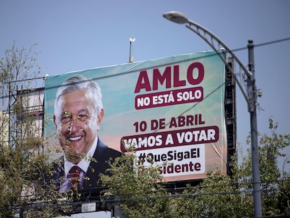 Un anuncio en apoyo a la consulta de revocación del presidente mexicano, Andrés Manuel López Obrador.