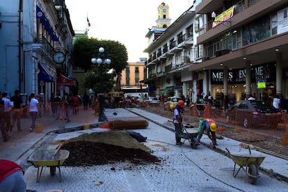 Obras en el centro de la ciudad para aumentar el espacio dedicado a los peatones.