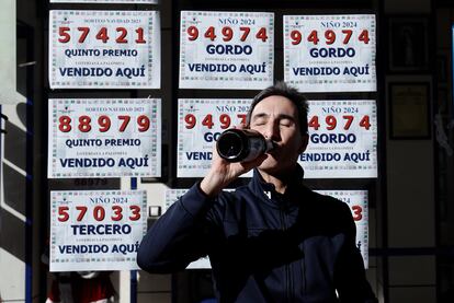 Uno de los administradores del establecimiento número 10 de Móstoles celebraba haber vendido décimos del primer y tercer premio del sorteo extraordinario de la Lotería del Niño, celebrado este sábado.