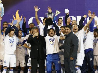 Jugadores del Vélez celebran su triunfo en la final.
