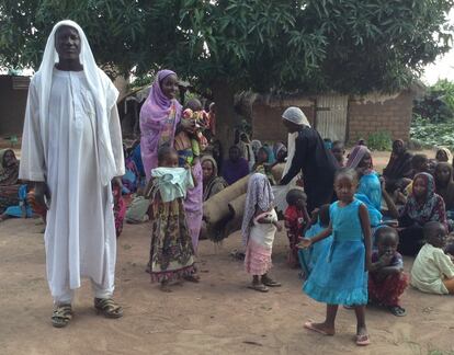 El marabú Faki Ahmat Yaya, de 60 años, casado con tres mujeres con las que tiene 22 hijos, ha llegado a acoger en su casa de Sido al mismo tiempo a 120 exiliados de República Centroafricana por la guerra que estalló en 2013 tras el golpe de Estado y la toma de poder por el grupo Séléka. "¡Cómo vamos a dejar tirados a los refugiados y retornados si hemos visto lo que es la guerra!". En la imagen, posa junto a algunos vecinos y exiliados que viven en su casa.