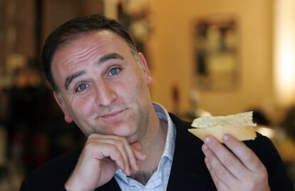 El cocinero José Andrés debutó el domingo en <i>60 Minutes</i>, uno de los programas más prestigiosos de la televisión de Estados Unidos, que se interesó por la "gastronomía molecular" con la que el popular chef de origen asturiano ha hecho las Américas. "Es una increíble historia de éxito", afirmó al comienzo del reportaje Anderson Cooper, el periodista que entrevistó a José Andrés para el programa de la cadena CBS. El reportaje culinario de este domingo arrancó en uno de los locales del chef en Washington, donde José Andrés destacó: "Esto refleja realmente lo que es Estados Unidos, la historia de un chico español que llegó hace 18 años intentando llevar un paso más allá un clásico plato americano".