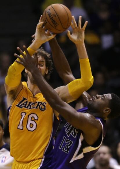 Evans intenta arrebatarle un balón a Gasol.