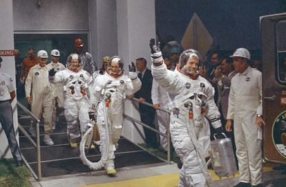 Neil Armstrong, seguido de Aldrin y Collins, a punto de subir a la camioneta que les acercaría al cohete Saturno V, el 16 de julio de 1969.