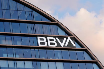 El logotipo del BBVA en la fachada de la sede del banco en Madrid.