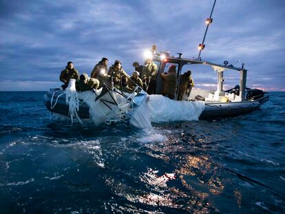 Fotografía cedida por la Armada de Estados Unidos donde aparecen unos marineros asignados al Grupo 2 de Eliminación de Artefactos Explosivos mientras recuperan del mar el globo chino que sobrevoló EE UU, el pasado 5 de febrero.