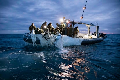 Fotografía cedida por la Armada de Estados Unidos donde aparecen unos marineros asignados al Grupo 2 de Eliminación de Artefactos Explosivos mientras recuperan del mar el globo chino que sobrevoló EE UU, el pasado 5 de febrero.