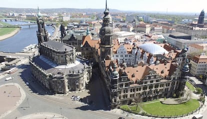 La catedral de la Santísima Trinidad (Hofkirche) y el palacio Real (Residenzschloss) de Dresde, a la orilla del Elba.