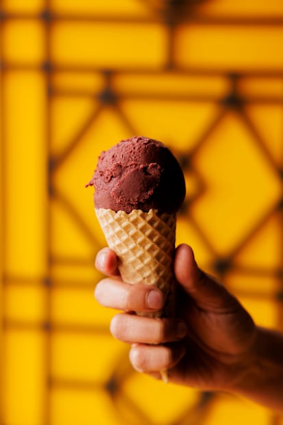 Algunas de las creaciones del restaurante Mini Mal. En esta imagen, helado de asaí con copoazú de Selva Nevada, hecho en honor a las comunidades de Belén de los Andaquiés en Caquetá.

