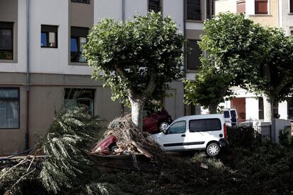 Decenas de vehículos fueron arrastrados por las aguas este lunes en Tafalla.