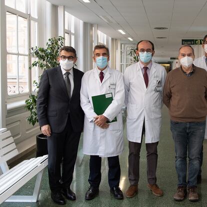 De izquierda a derecha, los médicos Àngel Font, Josep M. Campistol, Carlos Fernández de Larrea, Julio Delgado y Manel Juan posan con Joan Gel (con jersey).