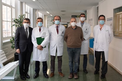 De izquierda a derecha, los médicos Àngel Font, Josep M. Campistol, Carlos Fernández de Larrea, Julio Delgado y Manel Juan posan con Joan Gel (con jersey).