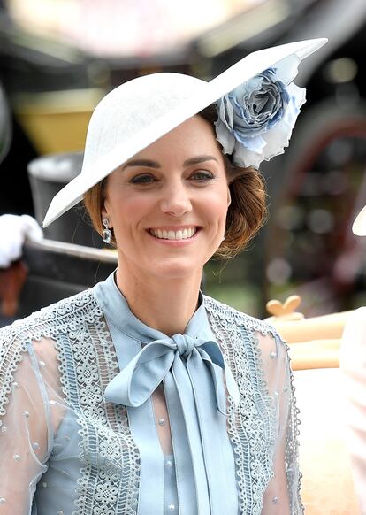 Philip Treacy está detrás del espectacular sombrero con una gran flor lateral con el que remató el estilismo.