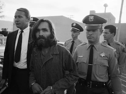 Charles M. Manson, en 1969, saliendo del juicio en Los &Aacute;ngeles.
