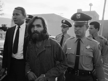 Charles M. Manson, en 1969, saliendo del juicio en Los Ángeles.