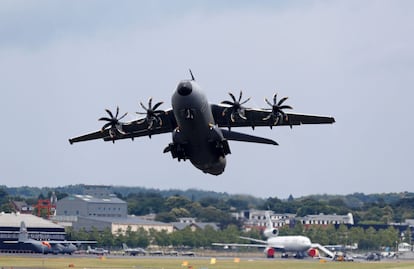 El Airbus A400M despegando durante el Salón Aeronáutico de Farnborough, Reino Unido.