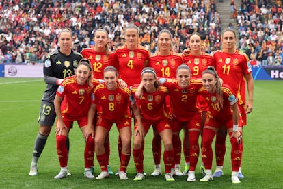 Las jugadoras de la selección española posan para la foto oficial de equipo antes del inicio de la final.