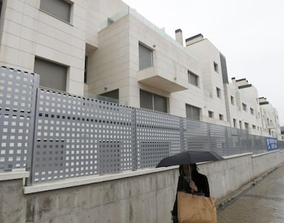 Bloque de viviendas de nueva planta en la avenida de Europa de Pozuelo de Alarcón (Madrid).