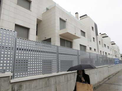 Bloque de viviendas de nueva planta en la avenida de Europa de Pozuelo de Alarcón (Madrid).