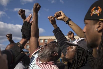 Protestas en las calles de Baltimore (EE UU) por la muerte del joven Freddie Gray que murió bajo custodia policial. Tres mil agentes entre policías y Guardia Nacional tratan de preservar la calma en la ciudad.