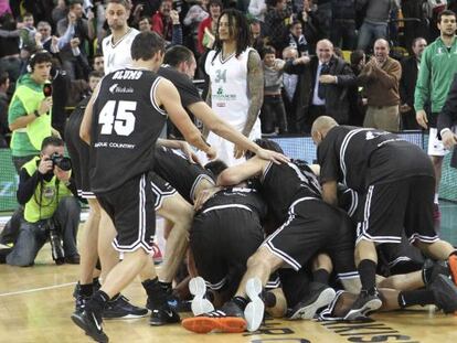 Los jugadores del Gescrap Bizkaia celebran el triunfo en el &uacute;ltimo instante contra el contra el Montepaschi Siena. 