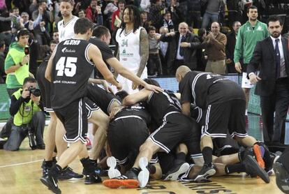 Los jugadores del Gescrap Bizkaia celebran el triunfo en el &uacute;ltimo instante contra el contra el Montepaschi Siena. 