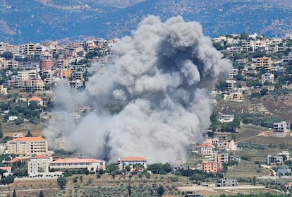 Explosión en la localidad libanesa de Khiam, este martes, en medio de choques constantes entre fuerzas israelíes y de la milicia chií Hezbolá.