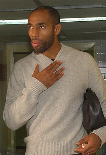 Kanouté, a la puerta del vestuario del Sevilla.