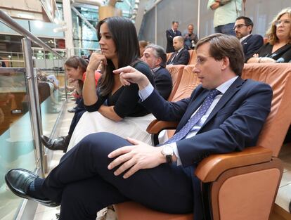 Begoña Villacís y José Luis Martínez Almeida, en la Asamblea. 