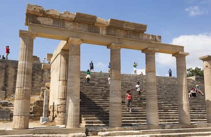 En lo alto del pueblo de Lindos se puede visitar el conjunto de restos arqueológicos griegos, que conserva, entre otros, una stoa y unas escaleras del siglo II antes de Cristo.