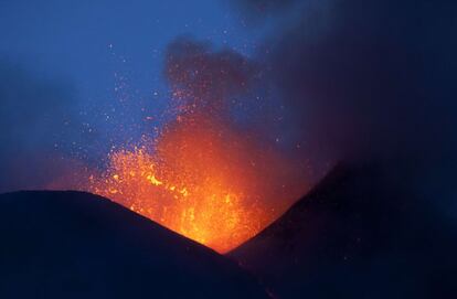 Erupción volcánica del Etna. Situado en la costa este de Sicilia (Italia), entre las provincias de Mesina y Catania.