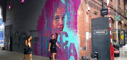 Arte callejero en un pasadizo de Lodz.