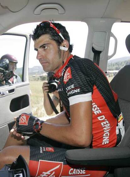 Pereiro, en el coche de su equipo tras abandonar la Vuelta.