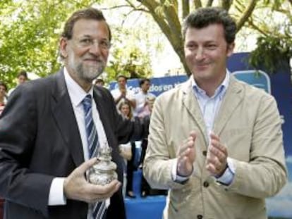 Pie de Foto: Mariano Rajoy, con el líder del PP en Navarra, Santiago Cervera, en Pamplona.