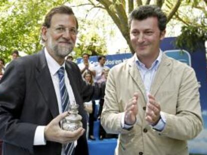 Pie de Foto: Mariano Rajoy, con el líder del PP en Navarra, Santiago Cervera, en Pamplona.