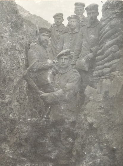 A trincheira se converteu no símbolo da Frente Ocidental e da Primeira Guerra Mundial. Fritz Scholl, nascido em 1892 em Bad Cannstadt, próximo de Stuttgart, foi artilheiro no Frente Ocidental. Em uma das fotos da coleção que guardou com seu irmão Richard, aviador, aparece um soldado e seu assistente enquanto a infantaria observa.