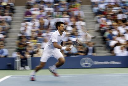 Djokovic intenta alcanzar una devolución de Nadal.