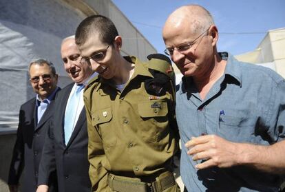 Gilad Shalit camina junto a su padre, Noam (derecha), acompañado del primer ministro israelí Benjamín Netanyahu.