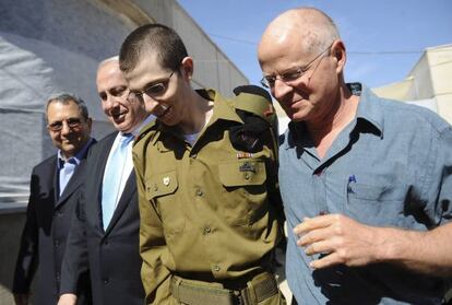 Gilad Shalit camina junto a su padre, Noam (derecha), acompa&ntilde;ado del primer ministro israel&iacute; Benjam&iacute;n Netanyahu.