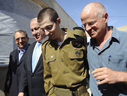 Gilad Shalit camina junto a su padre, Noam (derecha), acompa&ntilde;ado del primer ministro israel&iacute; Benjam&iacute;n Netanyahu.