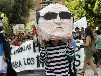 Un cabezudo con la cara de Fabra y traje de presidiario, ayer en la manifestación en Castellón