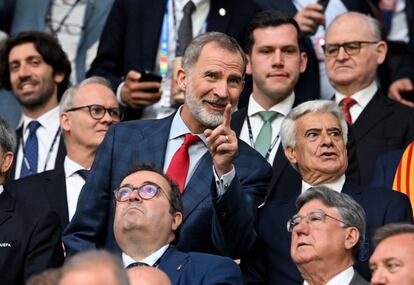 Felipe VI y Pedro Rocha, el jueves en el palco del Arena del Schalke, en Gelsenkirchen, durante el partido entre España e Italia.