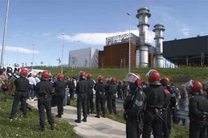 Agentes antidisturbios de la Ertzaintza controlan la manifestacin de vecinos a la entrada de la central de Boroa, en la inauguracin de ayer.