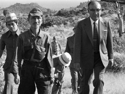 Hiroo Onoda, esquerda, com seu uniforme do Exército Imperial em 10 de março de 1974, após sua rendição, na ilha filipina de Lubang.
