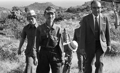 Hiroo Onoda, esquerda, com seu uniforme do Exército Imperial em 10 de março de 1974, após sua rendição, na ilha filipina de Lubang.