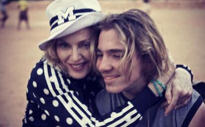 Madonna y su hijo Rocco en una foto de Twitter de 2014. 