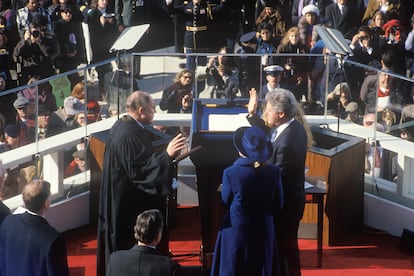 El demócrata Bill Clinton jura el cargo el 20 de enero de 1993 en el Capitolio, acompañado de su mujer Hillary. Clinton rompía así con la hegemonía republicana de 12 años. El 4 de febrero se convirtió en el primer presidente de EE UU en enviar un correo electrónico desde el Despacho Oval, dirigido al entonces primer ministro sueco Carl Bildt.