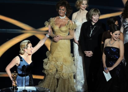 De izquierda a derecha, Kate Winslet celebra su Oscar (a la mejor actriz, por 'El lector') junto a Sophia Loren, Nicole Kidman, Shirley MacLaine, Halle Berry y Marie Cotillard, en la ceremonia del teatro Kodak de Los Angeles. Era 2008. Winslet conserva el récord de la actriz más joven (con 33 años) en ser candidata seis veces al oscar.