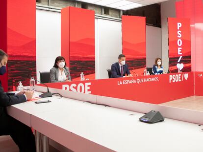 Desde la izquierda: José Luis Ábalos, Cristina Narbona, Pedro Sánchez y Adriana Lastra en la reunión de la ejecutiva federal del PSOE, este lunes.