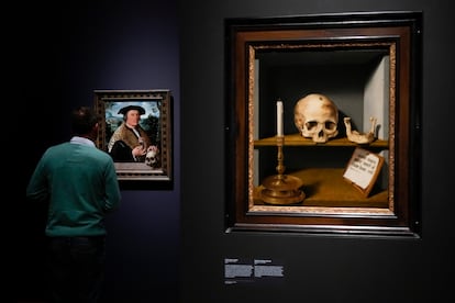 Un visitante mira el retrato de Pompeius Occo, de Dirck Jacobsz. A la izquierda, 'Reverse: Vanitas Still Life', de Barthel Bruyn El Viejo.